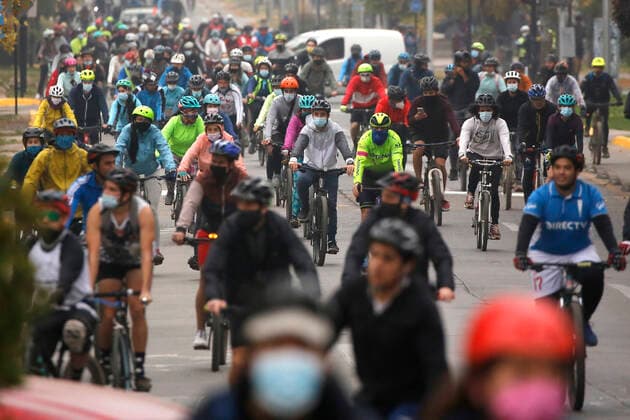 Santiago, April 18, 2021 Large influx of cyclists in a new day of sports strip during the quarantine by coronavirus pandemic Jonnathan Oyarzun Aton Chile, Santiago Chile Aton Chile Aton 502926  Copyright: JONNATHANxOYARZUN ATONxCHILE