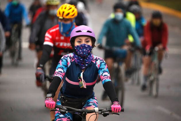 Santiago, April 18, 2021 Large influx of cyclists in a new day of sports strip during the quarantine by coronavirus pandemic Jonnathan Oyarzun Aton Chile, Santiago Chile Aton Chile Aton 502927  Copyright: JONNATHANxOYARZUN ATONxCHILE