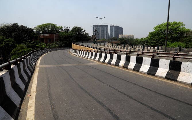 April 18, 2021, New Delhi, India: A main road seen deserted during the weekend lockdown imposed by the State government to curb the spike of coronavirus (Covid-19) cases. .Only essential services will be exempted from the lockdown, India reported 264,500 new Covid-19 infection cases, 1,501 deaths and 138,423 discharges in last 24 hours. New Delhi India - ZUMAs197 20210418_zaa_s197_055 Copyright: xNaveenxSharmax