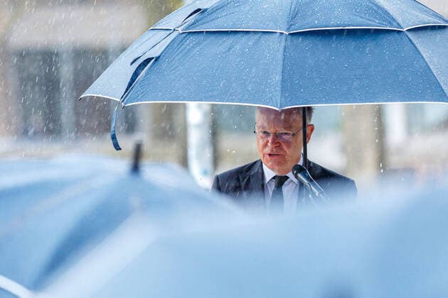 News Bilder des Tages DEUTSCHLAND, NIEDERSACHSEN, HANNOVER, 18.04.2021 - Blumenzeremonie zum Gedenken an Verstorbene in der Corona-Pandemie - Nikolaikapelle - Stephan Weil (SPD), Ministerpräsident von Niedersachsen, redet vor den geladenen Gästen der Gedenkveranstaltung, während es regnet.