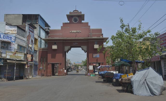 GHAZIABAD, INDIA APRIL 18: Ghanta Ghar market closed during a Sunday Lockdown imposed in Uttar Pradesh in light of rising Covid-19 cases, on April 17, 2021 in Ghaziabad, India. As the national capital gears up to live under weekend curfew from 10 pm on Friday till 5 am on Monday, the government on Friday announced directives for people who need to travel unavoidably within the city limits but do not have valid weekend curfew passes yet. (Photo by Sakib Ali Hindustan Times ) Roads Empty, Markets Shut As Delhi Enters Weekend Curfew Due To Covid-19 Pandemic