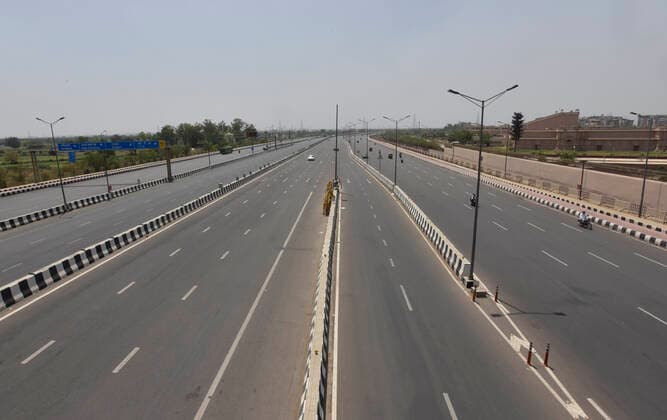 NEW DELHI, INDIA APRIL 18: A deserted view of NH-24 during a weekend lockdown imposed by the Delhi government to curb the spread of coronavirus disease, on April 17, 2021 in New Delhi, India. As the national capital gears up to live under weekend curfew from 10 pm on Friday till 5 am on Monday, the government on Friday announced directives for people who need to travel unavoidably within the city limits but do not have valid weekend curfew passes yet. (Photo by Sanjeev Verma Hindustan Times ) Roads Empty, Markets Shut As Delhi Enters Weekend Curfew Due To Covid-19 Pandemic
