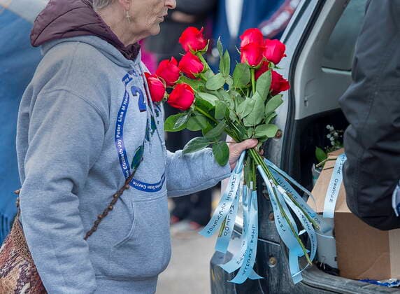April 18, 2021, Bible Hill, NS, Canada: Roses are handed out to family members of the victims of the April 2020 murder rampage in rural Nova Scotia, as they gather to walk to the RCMP detachment to mark the one-year anniversary in Bible Hill, N.S. on Sunday, April 18, 2021. Bible Hill Canada  - ZUMAc35_ 20210418_zaf_c35_019 Copyright: xAndrewxVaughanx