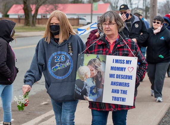 April 18, 2021, Bible Hill, NS, Canada: Family and friends of the victims of the April 2020 murder rampage in rural Nova Scotia, walk to the RCMP detachment as they mark the one-year anniversary in Bible Hill, N.S. on Sunday, April 18, 2021. Bible Hill Canada  - ZUMAc35_ 20210418_zaf_c35_020 Copyright: xAndrewxVaughanx