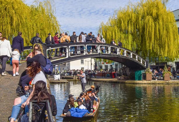 News Bilder des Tages April 18, 2021, London, United Kingdom: Crowds enjoy the weather at Regent s Canal in Camden..People flocked outside over a busy weekend in London as lockdown rules are relaxed in England. London United Kingdom - ZUMAs197 20210418_zaa_s197_207 Copyright: xVukxValcicx