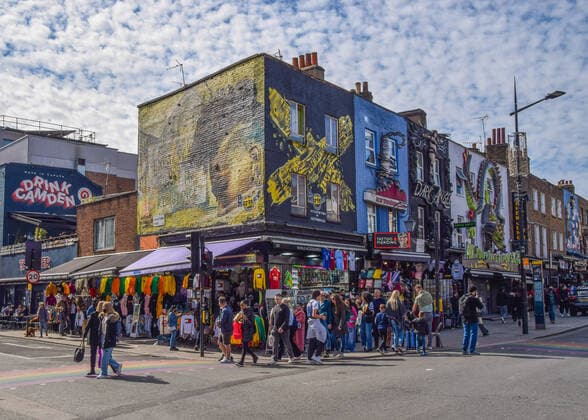 April 18, 2021, London, United Kingdom: Shops reopen in Camden High Street..People flocked outside over a busy weekend in London as lockdown rules are relaxed in England. London United Kingdom - ZUMAs197 20210418_zaa_s197_208 Copyright: xVukxValcicx
