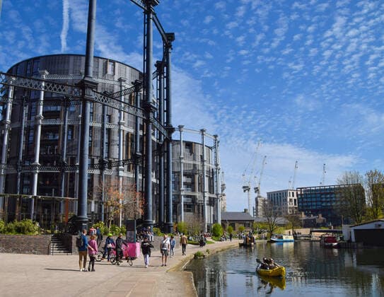 April 18, 2021, London, United Kingdom: A view of the Gasholders Buildings and Regent s Canal in King s Cross..People flocked outside over a busy weekend in London as lockdown rules are relaxed in England. London United Kingdom - ZUMAs197 20210418_zaa_s197_212 Copyright: xVukxValcicx