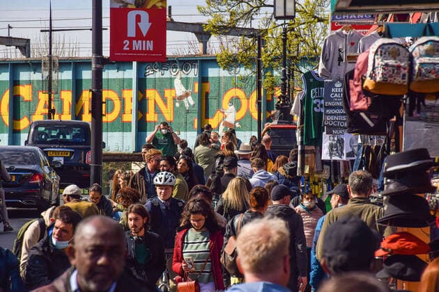 April 18, 2021, London, United Kingdom: A view of a crowded Camden High Street..People flocked outside over a busy weekend in London as lockdown rules are relaxed in England. London United Kingdom - ZUMAs197 20210418_zaa_s197_211 Copyright: xVukxValcicx