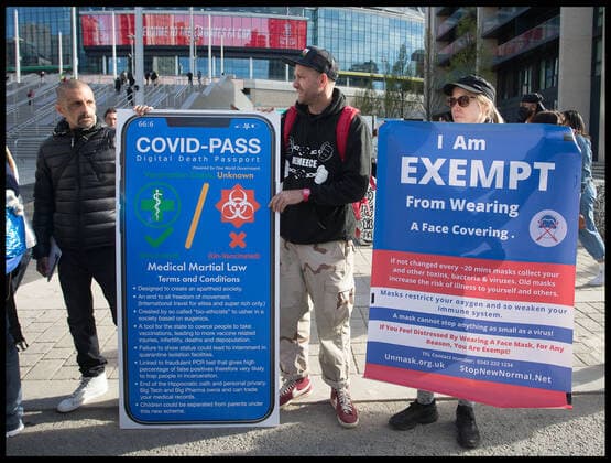 . 18 04 2021. London, United Kingdom. Piers Corbyn Covid Protest. Piers Corbyn holds anti vaccine covid 19 rules protest outside Wembley Stadium before the FA Cup Semi Final between Leicester City & Southampton.  xMartynxWheatleyx xi-Imagesx IIM-22130-0007