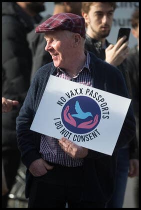 . 18 04 2021. London, United Kingdom. Piers Corbyn Covid Protest. Piers Corbyn holds anti vaccine covid 19 rules protest outside Wembley Stadium before the FA Cup Semi Final between Leicester City & Southampton.  xMartynxWheatleyx xi-Imagesx IIM-22130-0012