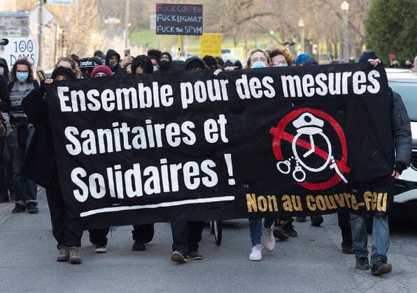 News Bilder des Tages April 18, 2021, Montreal, PQ, Canada: People take part in a demonstration opposing the Quebec governmentÃ¢â‚¬â ¢s 8pm curfew in Montreal, Sunday, April 18, 2021, as the COVID-19 pandemic continues in Canada and around the world. Montreal Canada  - ZUMAc35_ 20210418_zaf_c35_036 Copyright: xGrahamxHughesx