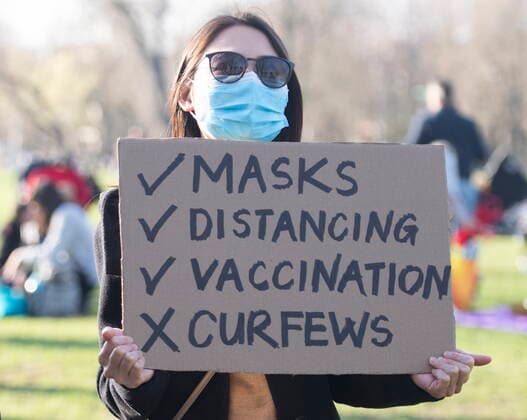 News Bilder des Tages April 18, 2021, Montreal, PQ, Canada: People take part in a demonstration opposing the Quebec governmentÃ¢â‚¬â ¢s 8pm curfew in Montreal, Sunday, April 18, 2021, as the COVID-19 pandemic continues in Canada and around the world. Montreal Canada  - ZUMAc35_ 20210418_zaf_c35_051 Copyright: xGrahamxHughesx