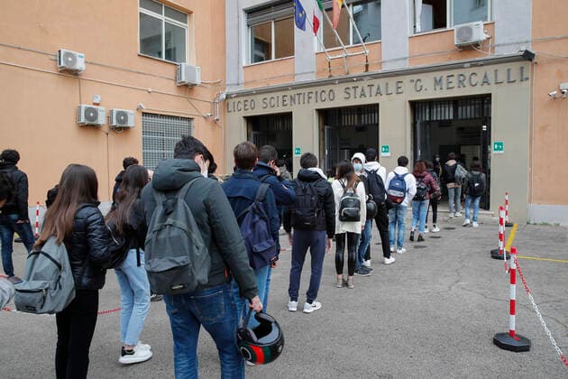 News Bilder des Tages Naples, reopening of high schools after the closure caused by the spread of the COVID 19 coronavirus virus, students queuing for entry into the classroom.  Copyright: xSalvatorexLaportax xIPAx xKontrolabx