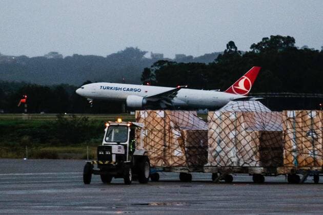 The arrival of inputs for Coronavac vaccine at Guarulhos Airport (INT) The arrival of inputs for Coronavac vaccine at Guarulhos Airport. April 19, 2021, Guarulhos, Sao Paulo, Brazil: The Governor of Sao Paulo, Joao Doria, witness the arrival of another batch of inputs for the Chinese vaccine CoronaVac at Guarulhos international airport in Sao Paulo. Credit: Fepesil Thenews2 The arrival of inputs for Coronavac vaccine at Guarulhos Airport  Copyright: xFepesilx