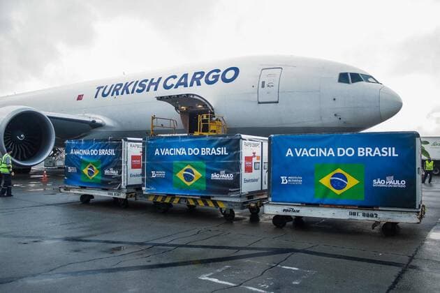 The arrival of inputs for Coronavac vaccine at Guarulhos Airport. April 19, 2021, Guarulhos, Sao Paulo, Brazil: The Governor of Sao Paulo, Joao Doria, witness the arrival of another batch of inputs for the Chinese vaccine CoronaVac at Guarulhos international airport in Sao Paulo. The arrival of inputs for Coronavac vaccine at Guarulhos Airport.  Copyright: xFepesilx