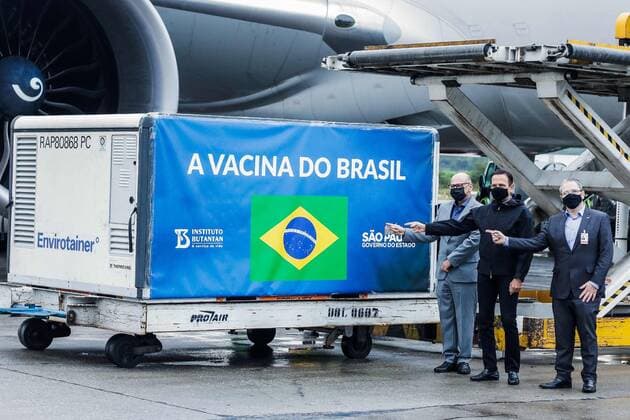 The arrival of inputs for Coronavac vaccine at Guarulhos Airport (INT) The arrival of inputs for Coronavac vaccine at Guarulhos Airport. April 19, 2021, Guarulhos, Sao Paulo, Brazil: The Governor of Sao Paulo, Joao Doria, witness the arrival of another batch of inputs for the Chinese vaccine CoronaVac at Guarulhos international airport in Sao Paulo. Credit: Fepesil Thenews2 The arrival of inputs for Coronavac vaccine at Guarulhos Airport  Copyright: xFepesilx
