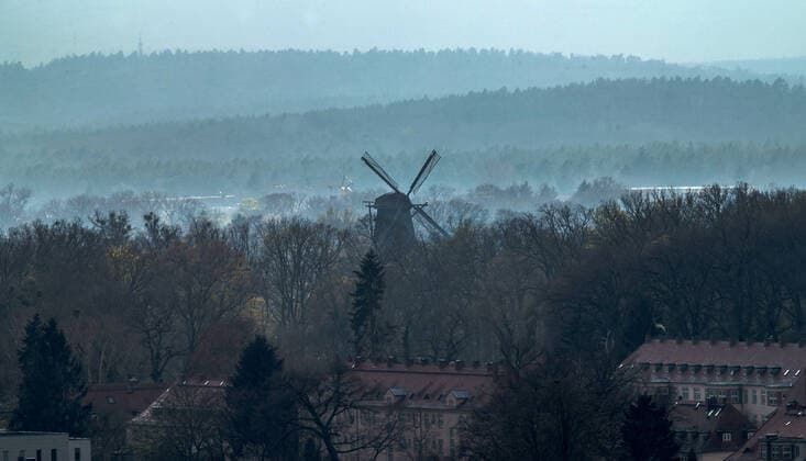 Geschichte Architektur Gedenken Kunst Tourismus Wetter Reisen 16.04.2021 Potsdam Landeshauptstadt Weltkulturerbe Historische Mühle von Sanssouci im Hindergrund Blick über das Neubau Stadtviertel am BUGA Park Potsdam Landeshauptstadt Brandenburg Deutschland *** History Architecture Commemoration Art Tourism Weather Travel 16 04 2021 Potsdam State Capital World Heritage Historic Mill of Sanssouci in the Background View over the New Quarter at BUGA Park Potsdam State Capital Brandenburg Germany