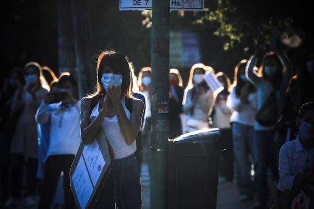 Several students mothers protest outside a school demanding the re-opening of the classrooms in Buenos Aires, Argentina, 19 April 2021. A court ruled against Argentinian Government s decision of closing classrooms for two weeks in Buenos Aires to deal with a new COVID-19 virus disease outbreak. A court rules that students go to schools despite Government s decision to deal with a coronavirus outbreak !ACHTUNG: NUR REDAKTIONELLE NUTZUNG!  Copyright: xJuanxIgnacioxRoncoronix GRAF7699 20210419-637544392990093953