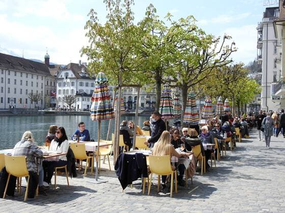 Foto Manuel Geisser 19.04.2021 Corona Pandemie.Bild : Restaurants mit Aussenbereich koennen wieder Gaeste bewirten. Stadt Luzern