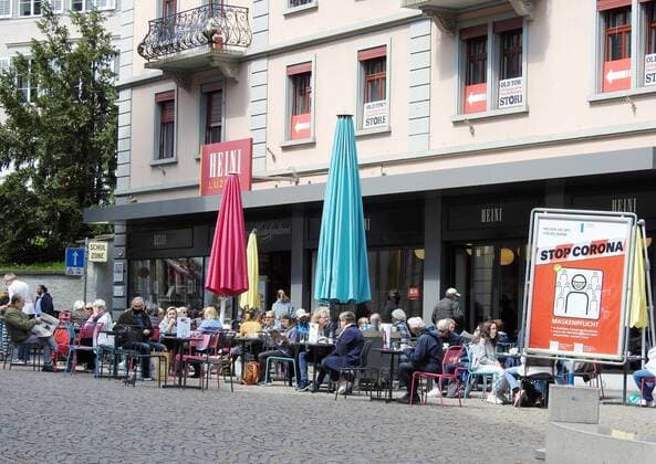 Foto Manuel Geisser 19.04.2021 Corona Pandemie.Bild : Restaurants mit Aussenbereich koennen wieder Gaeste bewirten. Stadt Luzern Cafe Heini