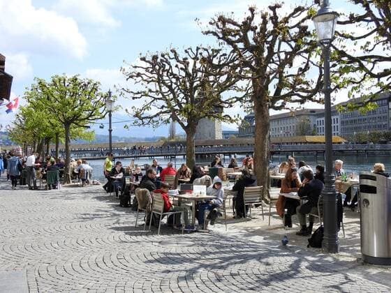 Foto Manuel Geisser 19.04.2021 Corona Pandemie.Bild : Restaurants mit Aussenbereich koennen wieder Gaeste bewirten. Stadt Luzern