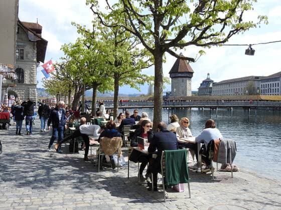 Foto Manuel Geisser 19.04.2021 Corona Pandemie.Bild : Restaurants mit Aussenbereich koennen wieder Gaeste bewirten. Stadt Luzern