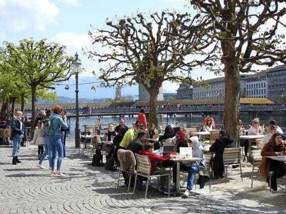 Foto Manuel Geisser 19.04.2021 Corona Pandemie.Bild : Restaurants mit Aussenbereich koennen wieder Gaeste bewirten. Stadt Luzern