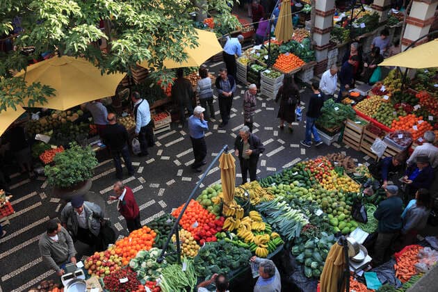 Insel Madeira, Funchal, in der Markthalle Mercado dos Lavradores, Obst und Gemuese