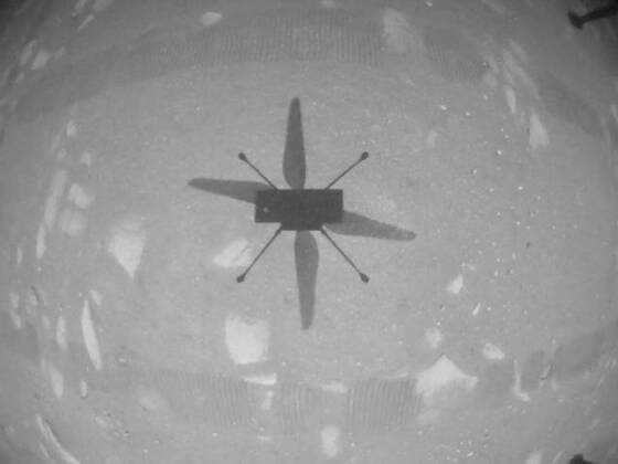 Bilder des Jahres 2021, News 04 April News Themen der Woche KW16 News Bilder des Tages NASA-Hubschrauber Ingenuity, Erstflug auf dem Mars April 19, 2021, Jezero Crater, Mars: s Ingenuity Mars Helicopter captured this shot as it hovered over the Martian surface on during the first instance of powered, controlled flight on another planet. It used its navigation camera, which autonomously tracks the ground during flight.The first powered, controlled flight on another planet took place at 3:34 a.m. ET. The helicopter team was in mission control at s Jet Propulsion Laboratory in Pasadena, California, early Monday morning to receive and analyze the first data from Ingenuity s flight attempt. Jezero Crater Mars - ZUMAz03_ 20210419_int_z03_837 Copyright: xNASAx