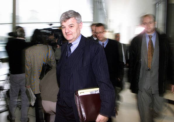 Joschka Fischer Bundesaussenminister Joschka FISCHER, BUENDNIS 90 DIE GRUENEN, aufgenommen nach einer fraktionsinternen Abstimmung zu Mazedonien-Einsatz, Fraktion, Berlin den 27.09.2001, Berlin Berlin Germany *** Joschka Fischer Federal Minister of Foreign Affairs Joschka FISCHER, BUENDNIS 90 DIE GRUENEN, recorded after an internal vote on Macedonia mission, parliamentary group, Berlin 27 09 2001, Berlin Berlin Germany