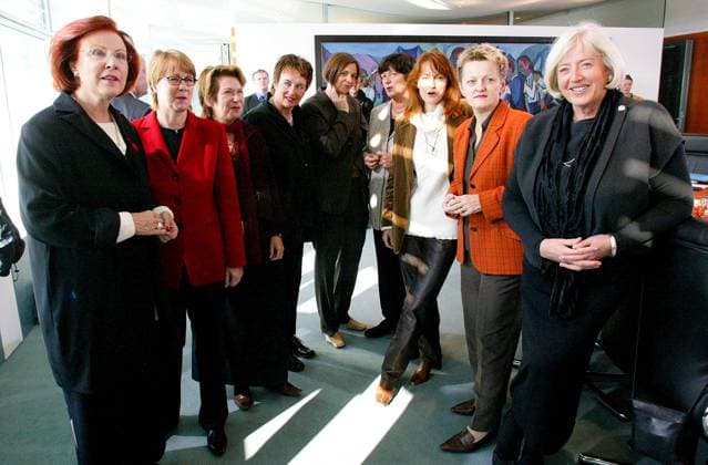 Gruppenbild Bundesministerinnen unter Rot-Grün Heidemarie WIECZOREK-ZEUL, Ministerin fuer wirtschaftliche Zusammenarbeit, Krista SAGER, Fraktionsvorsitzende, Thea DUECKERT MdB, Bundesjustizministerin Brigitte ZYPRIES, Katrin GOERING-ECKARDT, Fraktionsvorsitzende BUENDNIS 90 DIE GRUENEN, Bundessozialministerin Ulla Schmidt, Ministerin fuer Gesundheit und soziale Sicherung, Bundesforschungsministerin Edelgard BULMAHN, Ministerin fuer Forschung und Bildung, Bundesverbraucherschutzministerin Renate KUENAST, Ministerin fuer Verbraucherschutz und Landwirtschaft und Bundesfamilienministerin Renate SCHMIDT, aufgenommen vor Beginn einer Kabinettsklausur, Klausur mit den Fraktionsvorsitzenden unde Parteivorsitzenden zum Thema Rente, Berlin den 19.1