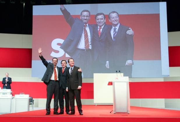 SPD-Parteitag Drei Generationen Parteivorsitzende, Bundeskanzler Gerhard Schröder, bedankt sich nach einer Rede auf dem SPD-Parteitag fuer den Applaus der Delegierten, mit dabei Matthias Platzeck, Ministerpraesident Brandenburg und designierter Parteivorsitzender und Franz Müntefering, designierter Arbeitsminister und Parteivorsitzender, aufgenommen am 14.11 .05 in Karlsruhe, Karlsruhe Baden-Württemberg Germany *** SPD Party Congress Three generations of party leaders, German Chancellor Gerhard Schröder, thanks the applause of the delegates after a speech at the SPD Party Congress, with Matthias Platzeck, Minister President Brandenburg and designated party leader and Franz Müntefering, designated Minister of Labor and party leader, taken