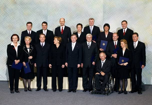 Gruppenbild Regierung große Koalition Gruppenbild mit allen Ministern bei Bundespraesident Horst Köhler, nach der Uebergabe der Ernennungsurkunden, vorne v.l.n.r. Heidemarie Wieczorek-Zeul, Ministerin fuer wirtschaftliche Zusammenarbeit, Bundesbildungsministerin Annette Schavan, CDU, Bundesarbeitsminister Franz Muentefering, SPD, Bundeskanzlerin Angela Merkel, CDU, Bundespraesident Horst Koehler, CDU, Bundesaussenminister Frank-Walter Steinmeier, SPD, Bundesinnenminister Wolfgang Schaeuble, CDU, Bundesfinanzminister Peer Steinbrueck, SPD, Bundesfamilienministerin Ursula von der Leyen, CDU und Michael Glos, CSU; hinten v.l.n.r.: Kanzleramtsminister Thomas de Maiziere, MaiziÂre, Bundesumweltminister Siegmar Gabriel, SPD, Bundesverkehrsmini