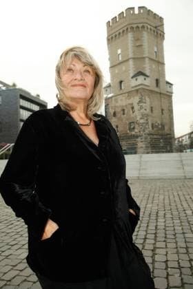 Alice Schwarzer Alice Schwarzer, Frauenrechtlerin steht im und vor dem FrauenMediaTower am Koelner Rheinufer Köln Deutschland *** Alice Schwarzer Alice Schwarzer, womens rights activist stands in and in front of the FrauenMediaTower at the Koelner Rheinufer Cologne Germany