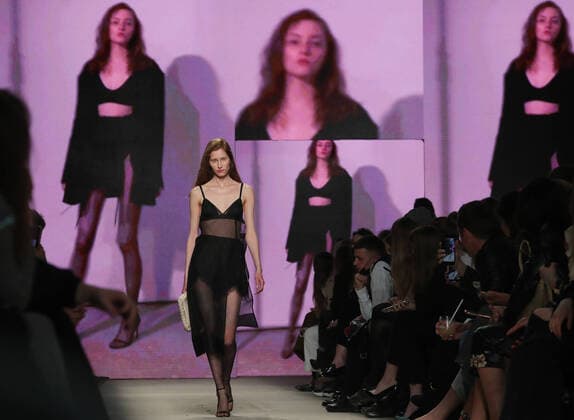 Bilder des Jahres 2021, Entertainment 04 April Entertainment Themen der Woche KW16 Entertainment Bilder des Tages MOSCOW, RUSSIA - APRIL 19, 2021: A model showcases a creation during a runway show for the Ruban collection as part of the Mercedes-Benz Fashion Week Russia 2021 event opening at the Museum of Moscow. Sergei Karpukhin TASS  TS0FD596