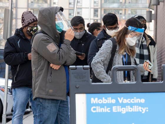 April 19, 2021, Toronto, on, Canada: Visitors line up at a mobile COVID-19 vaccine clinic at Parkway Forest Community Centre in Toronto on Monday, April 19, 2021. Toronto Canada  - ZUMAc35_ 20210419_zaf_c35_049 Copyright: xFrankxGunnx