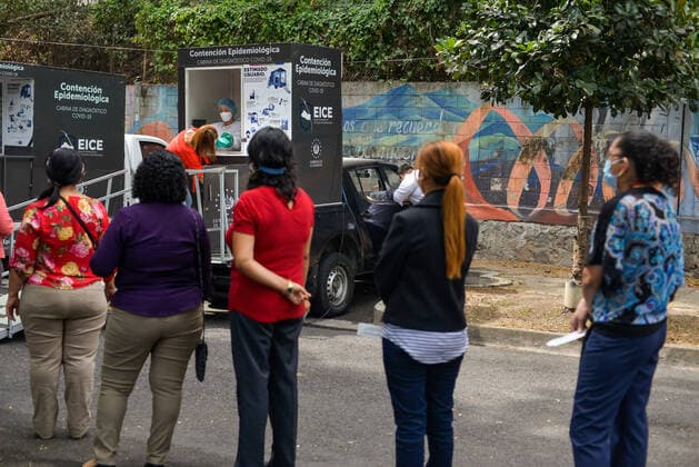 April 19, 2021, San Salvador, El Salvador: People line up to get tested for Covid-19 at a mobile testing booth at the Salvadoran National University. San Salvador El Salvador - ZUMAs197 20210419_zaa_s197_092 Copyright: xCamiloxFreedmanx