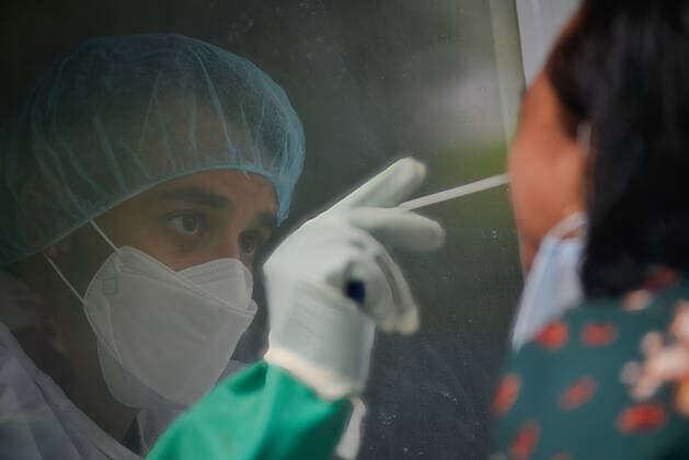 April 19, 2021, San Salvador, El Salvador: A health worker wearing gloves collects a nasal swab sample from a woman to be tested for Covid-19 at Salvadoran National University. San Salvador El Salvador - ZUMAs197 20210419_zaa_s197_093 Copyright: xCamiloxFreedmanx