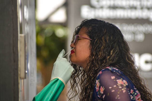 April 19, 2021, San Salvador, El Salvador: A woman reacts as a health worker collects a nasal sample to be tested for Covid-19 at Salvadoran National University. San Salvador El Salvador - ZUMAs197 20210419_zaa_s197_094 Copyright: xCamiloxFreedmanx