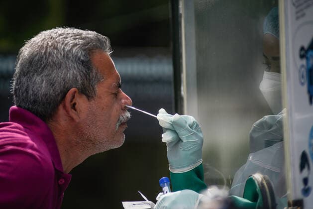 April 19, 2021, San Salvador, El Salvador: A health worker wearing gloves collects a nasal sample from a man to be tested for Covid-19 at Salvadoran National University. San Salvador El Salvador - ZUMAs197 20210419_zaa_s197_095 Copyright: xCamiloxFreedmanx