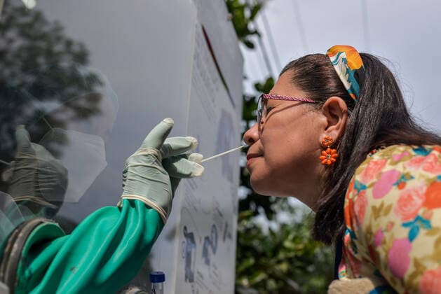 April 19, 2021, San Salvador, El Salvador: A health worker wearing gloves collects a nasal swab sample from a woman to be tested for Covid-19 at Salvadoran National University. San Salvador El Salvador - ZUMAs197 20210419_zaa_s197_096 Copyright: xCamiloxFreedmanx