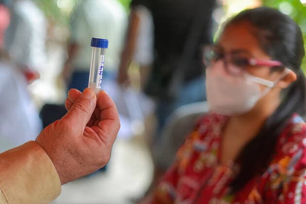 April 19, 2021, San Salvador, El Salvador: A person is seen holding a tube for swab sample collection at the Salvadoran National University. San Salvador El Salvador - ZUMAs197 20210419_zaa_s197_098 Copyright: xCamiloxFreedmanx