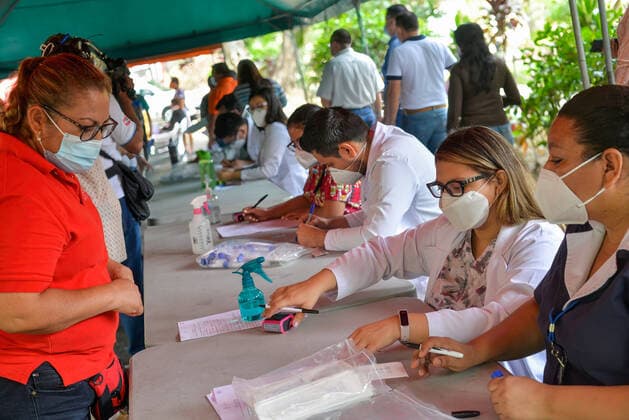 April 19, 2021, San Salvador, El Salvador: People seen during the Covid-19 testing operation held at the Salvadoran National University. San Salvador El Salvador - ZUMAs197 20210419_zaa_s197_101 Copyright: xCamiloxFreedmanx