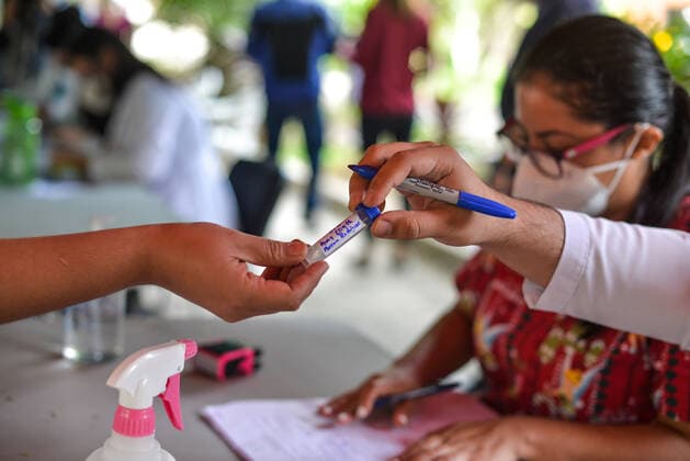 April 19, 2021, San Salvador, El Salvador: A person is handed a tube for swab sample collection to be tested for Covid-19 at the Salvadoran National University. San Salvador El Salvador - ZUMAs197 20210419_zaa_s197_102 Copyright: xCamiloxFreedmanx