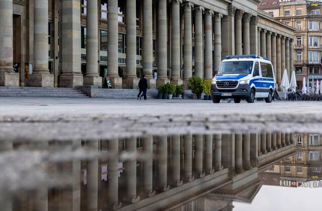 Ausgangssperre in Stuttgart. Früher als andere Bundesländer zieht Baden-Württemberg die Notbremse und setzt das neue Infektionsschutzgesetz bereits um. Ab 21 Uhr gilt eine Ausgangssperre. Schlossplatz in der Innenstadt von Stuttgart mit Königsbau. 19.04.2021: Europa, Deutschland, Baden-Württemberg, Stuttgart.