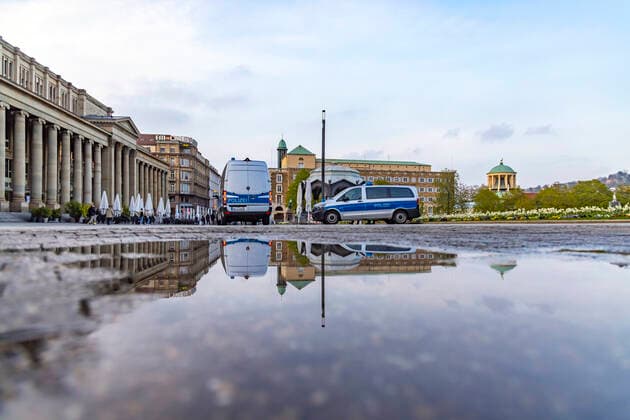 Ausgangssperre in Stuttgart. Früher als andere Bundesländer zieht Baden-Württemberg die Notbremse und setzt das neue Infektionsschutzgesetz bereits um. Ab 21 Uhr gilt eine Ausgangssperre. Schlossplatz in der Innenstadt von Stuttgart mit Königsbau. 19.04.2021: Europa, Deutschland, Baden-Württemberg, Stuttgart.