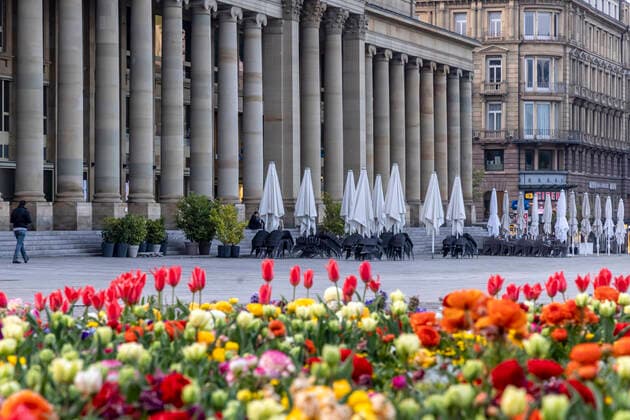 Ausgangssperre in Stuttgart. Früher als andere Bundesländer zieht Baden-Württemberg die Notbremse und setzt das neue Infektionsschutzgesetz bereits um. Ab 21 Uhr gilt eine Ausgangssperre. Schlossplatz in der Innenstadt von Stuttgart mit Königsbau. 19.04.2021: Europa, Deutschland, Baden-Württemberg, Stuttgart.