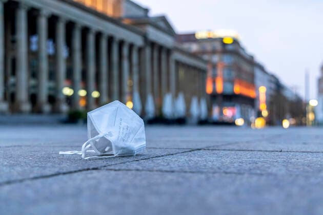 Ausgangssperre in Stuttgart. Früher als andere Bundesländer zieht Baden-Württemberg die Notbremse und setzt das neue Infektionsschutzgesetz bereits um. Ab 21 Uhr gilt eine Ausgangssperre. Schlossplatz in der Innenstadt von Stuttgart mit Königsbau. 19.04.2021: Europa, Deutschland, Baden-Württemberg, Stuttgart.