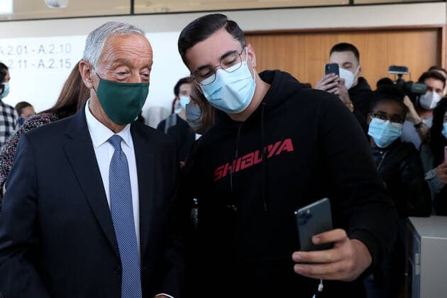 April 19, 2021, Lisbon, Portugal: Portuguese President Marcelo Rebelo de Sousa takes a selfie with a student at the Padre Antonio Vieira high school in Lisbon, Portugal on April 19, 2021. Portugal begins third phase of COVID-19 unlocking on Monday with the reopening of high schools, universities, cinemas, shopping malls and indoor areas of restaurants reopened in the vast majority of the mainland Portugal but stricter rules will stay in place in municipalities where transmission rates remain high. Lisbon Portugal - ZUMAf123 20210419_zap_f123_017 Copyright: xPedroxFiuzax