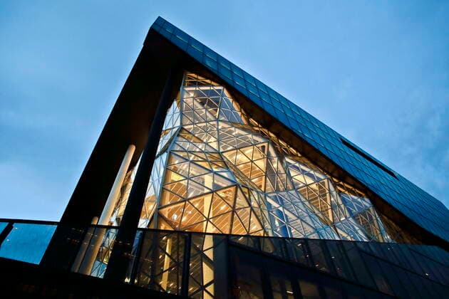 19.04.2021, Berlin, Deutschland - Axel-Springer-Neubau in Berlin-Kreuzberg. Foto: Der Axel-Springer-Neubau, Architekt Rem Koolhaas, Office for Metropolitan Architecture, OMA, des Medienkonzern Axel-Springer SE in Berlin-Kreuzberg.